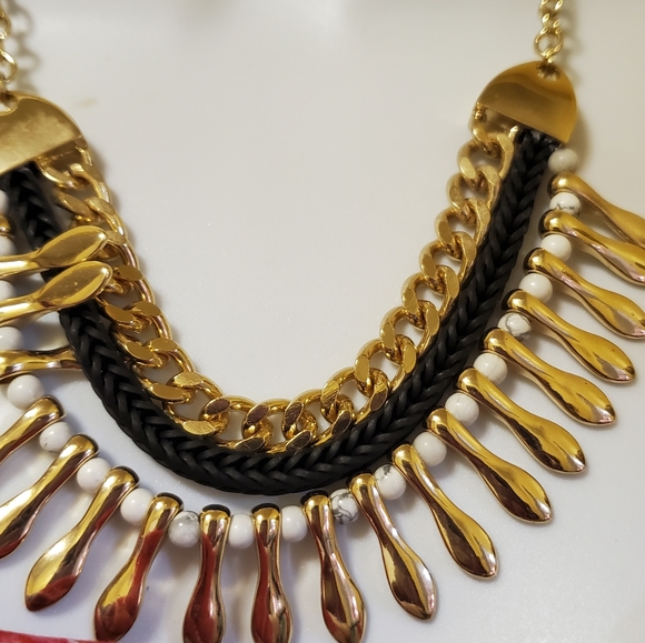 Beautiful necklace - Picture 2 of 4